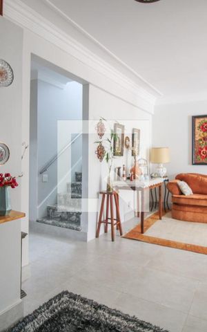 Casa à venda com 300m², 4 quartos e 4 vagas Casa à venda com 300m², 4 quartos e 4 vagasSala