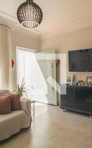Casa à venda com 300m², 4 quartos e 4 vagas Casa à venda com 300m², 4 quartos e 4 vagasSala