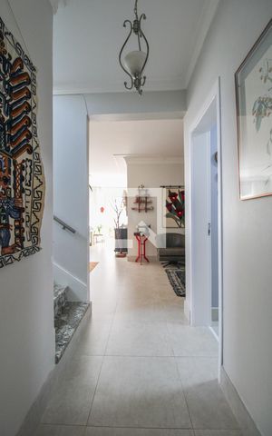 Casa à venda com 300m², 4 quartos e 4 vagas Casa à venda com 300m², 4 quartos e 4 vagasCorredor