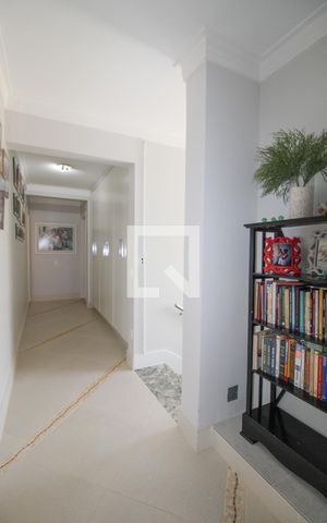 Casa à venda com 300m², 4 quartos e 4 vagas Casa à venda com 300m², 4 quartos e 4 vagasCorredor
