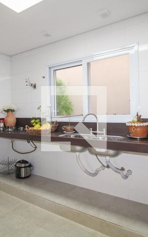 Casa à venda com 300m², 4 quartos e 4 vagas Casa à venda com 300m², 4 quartos e 4 vagasCozinha