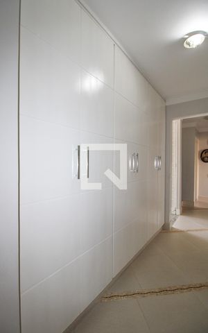 Casa à venda com 300m², 4 quartos e 4 vagas Casa à venda com 300m², 4 quartos e 4 vagasCorredor