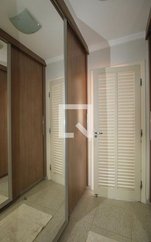 Casa à venda com 300m², 4 quartos e 4 vagas Casa à venda com 300m², 4 quartos e 4 vagasCloset - Quarto 3
