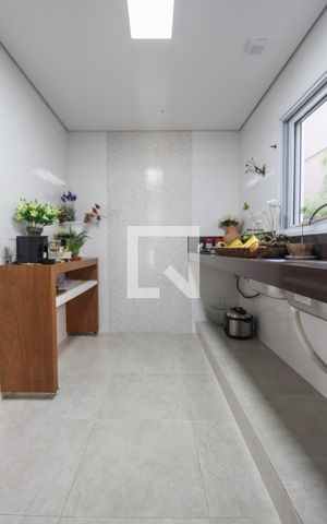 Casa à venda com 300m², 4 quartos e 4 vagas Casa à venda com 300m², 4 quartos e 4 vagasCozinha