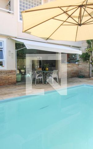 Casa à venda com 300m², 4 quartos e 4 vagas Casa à venda com 300m², 4 quartos e 4 vagasÁrea comum