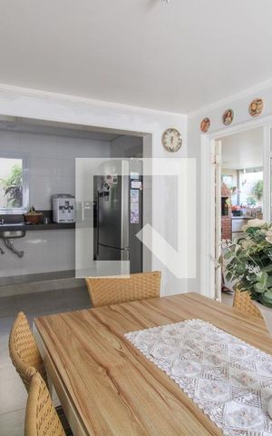 Casa à venda com 300m², 4 quartos e 4 vagas Casa à venda com 300m², 4 quartos e 4 vagasCopa