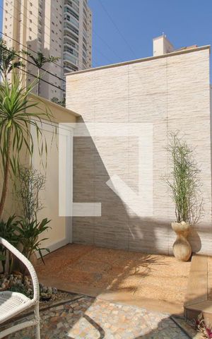 Casa à venda com 300m², 4 quartos e 4 vagas Casa à venda com 300m², 4 quartos e 4 vagasÁrea comum
