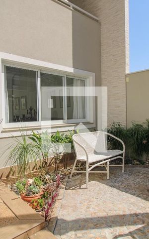 Casa à venda com 300m², 4 quartos e 4 vagas Casa à venda com 300m², 4 quartos e 4 vagasÁrea comum