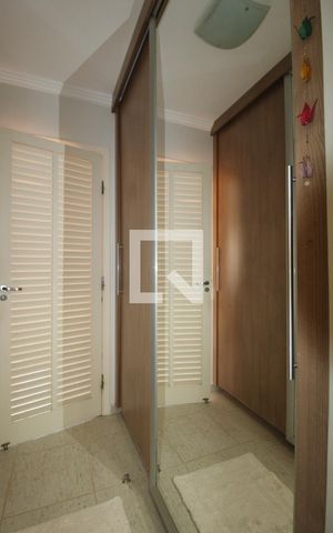 Casa à venda com 300m², 4 quartos e 4 vagas Casa à venda com 300m², 4 quartos e 4 vagasCloset - Quarto 3