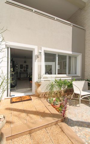 Casa à venda com 300m², 4 quartos e 4 vagas Casa à venda com 300m², 4 quartos e 4 vagasÁrea comum