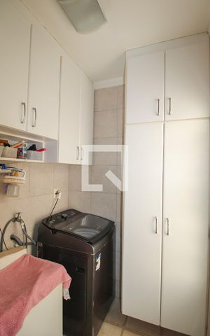 Casa à venda com 300m², 4 quartos e 4 vagas Casa à venda com 300m², 4 quartos e 4 vagasÁrea de Serviço