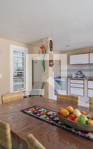 Casa à venda com 300m², 4 quartos e 4 vagas Casa à venda com 300m², 4 quartos e 4 vagasÁrea comum