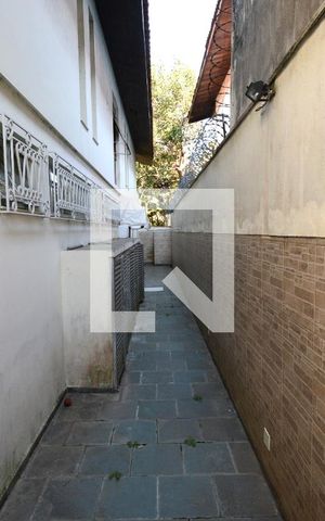 Casa à venda com 747m², 4 quartos e 6 vagasCorredor de Serviço