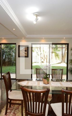 Casa à venda com 747m², 4 quartos e 6 vagasSala