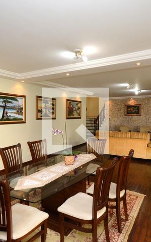 Casa à venda com 747m², 4 quartos e 6 vagasSala