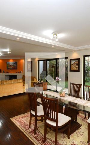 Casa à venda com 747m², 4 quartos e 6 vagasSala
