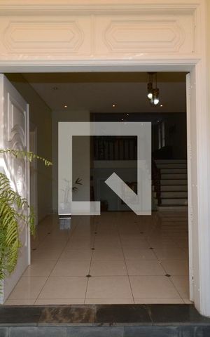 Casa à venda com 747m², 4 quartos e 6 vagasEntrada