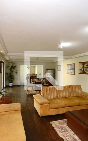 Casa à venda com 747m², 4 quartos e 6 vagasSala