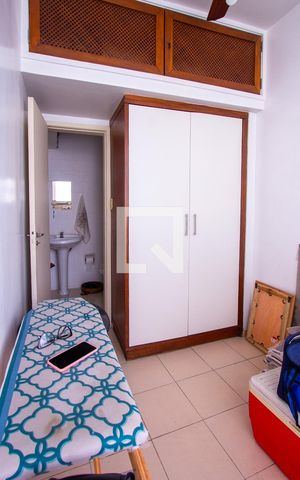 Apartamento à venda com 240m², 3 quartos e 2 vagas Apartamento à venda com 240m², 3 quartos e 2 vagasQuarto de Serviço