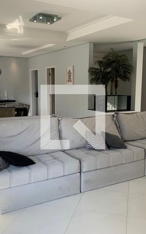 Casa à venda com 248m², 5 quartos e 3 vagas