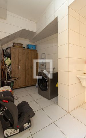 Casa à venda com 247m², 4 quartos e 4 vagas Casa à venda com 247m², 4 quartos e 4 vagasÁrea de serviço