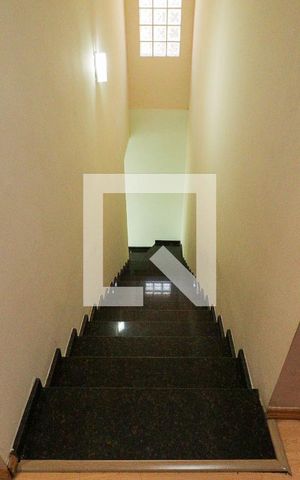 Casa para alugar com 241m², 3 quartos e 4 vagasEscada