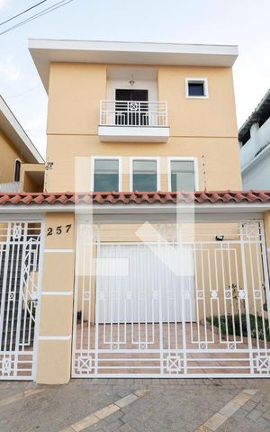 Casa para alugar com 241m², 3 quartos e 4 vagasFachada