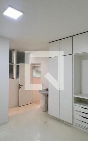 Apartamento à venda com 310m², 3 quartos e 2 vagas Apartamento à venda com 310m², 3 quartos e 2 vagasQuarto de Serviço