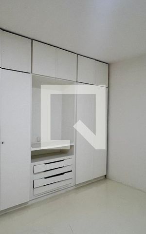 Apartamento à venda com 310m², 3 quartos e 2 vagas Apartamento à venda com 310m², 3 quartos e 2 vagasQuarto de Serviço