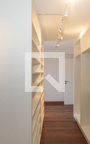 Apartamento à venda com 256m², 3 quartos e 4 vagas Apartamento à venda com 256m², 3 quartos e 4 vagasCloset da Suíte 2