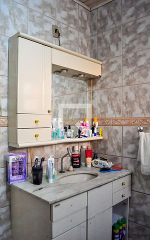 Casa à venda com 125m², 4 quartos e 2 vagas Casa à venda com 125m², 4 quartos e 2 vagasBanheiro