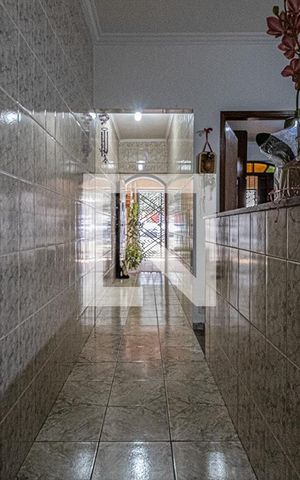 Casa à venda com 137m², 3 quartos e 2 vagas Casa à venda com 137m², 3 quartos e 2 vagascorredor de acesso para a garagem