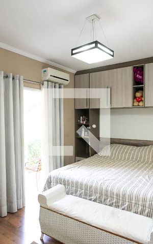 Casa à venda com 130m², 3 quartos e 4 vagassuíte 3