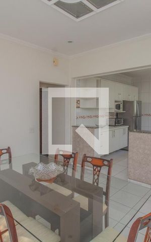 Casa à venda com 240m², 3 quartos e 2 vagas Casa à venda com 240m², 3 quartos e 2 vagasCozinha