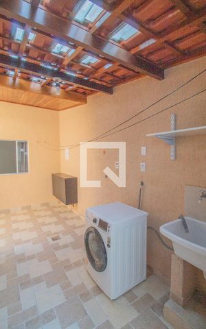 Casa à venda com 240m², 3 quartos e 2 vagas Casa à venda com 240m², 3 quartos e 2 vagasÁrea de Serviço