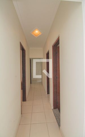 Casa à venda com 240m², 3 quartos e 2 vagas Casa à venda com 240m², 3 quartos e 2 vagasCorredor