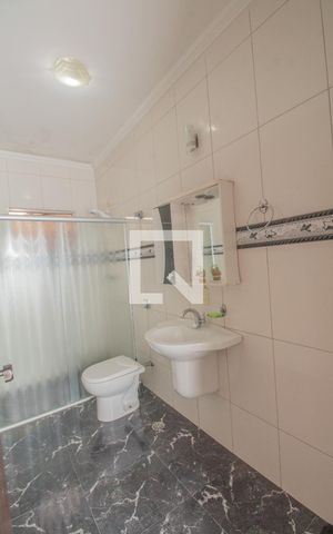 Casa à venda com 240m², 3 quartos e 2 vagas Casa à venda com 240m², 3 quartos e 2 vagasBanheiro