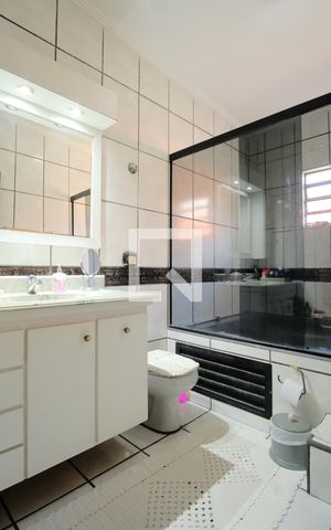 Casa para alugar com 255m², 4 quartos e 8 vagasBanheiro da Suíte 1