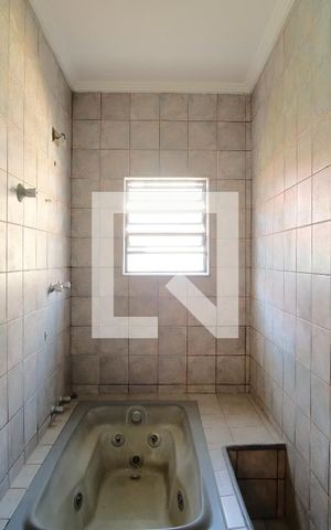 Casa para alugar com 255m², 4 quartos e 8 vagasBanheiro da Suíte 2
