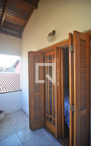 Casa à venda com 211m², 4 quartos e 2 vagas Casa à venda com 211m², 4 quartos e 2 vagasSacada