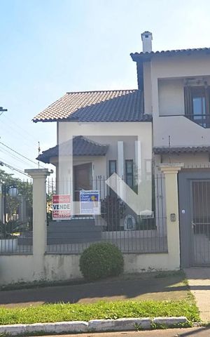 Casa à venda com 211m², 4 quartos e 2 vagas Casa à venda com 211m², 4 quartos e 2 vagasFachada
