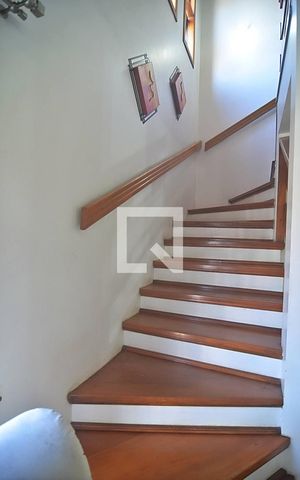 Casa à venda com 211m², 4 quartos e 2 vagas Casa à venda com 211m², 4 quartos e 2 vagasEscada