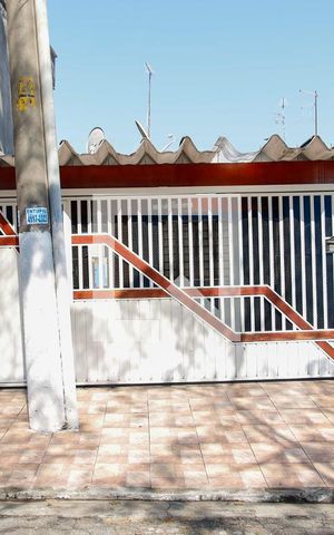 Casa à venda com 125m², 3 quartos e 2 vagas Casa à venda com 125m², 3 quartos e 2 vagasFachada