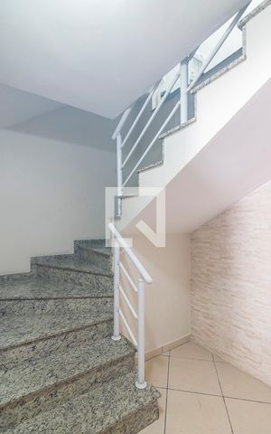 Casa à venda com 190m², 3 quartos e 4 vagas Casa à venda com 190m², 3 quartos e 4 vagasEscada de Entrada