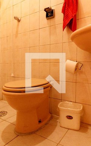 Casa à venda com 160m², 4 quartos e 2 vagas Casa à venda com 160m², 4 quartos e 2 vagasBanheiro