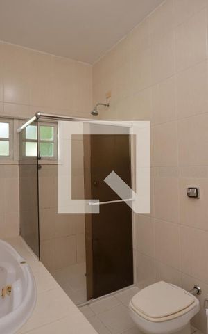 Casa à venda com 980m², 3 quartos e 7 vagasBanheiro da Suíte 1