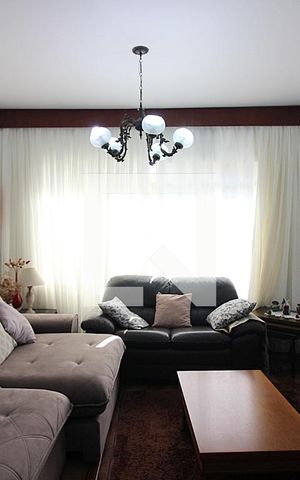 Casa à venda com 202m², 3 quartos e 2 vagasSala