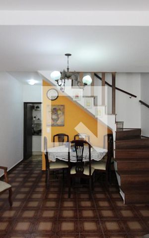 Casa à venda com 202m², 3 quartos e 2 vagasSala