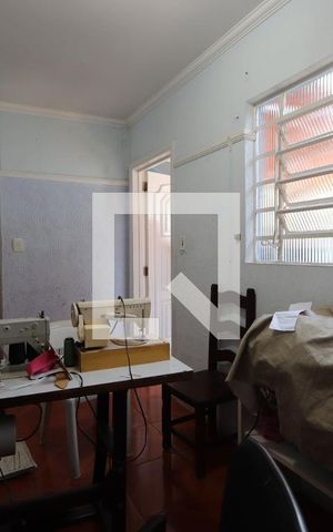 Casa à venda com 220m², 4 quartos e 4 vagasQuarto de Serviço