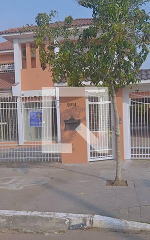 Casa à venda com 315m², 3 quartos e 4 vagas Casa à venda com 315m², 3 quartos e 4 vagasFachada